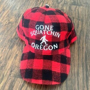 NWOT Gone Squatchin Oregon red black buffalo check hat smith novelty co.